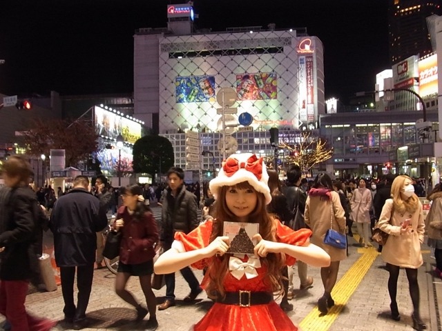 東京・渋谷の街にサンタクロース姿で現れた中川翔子