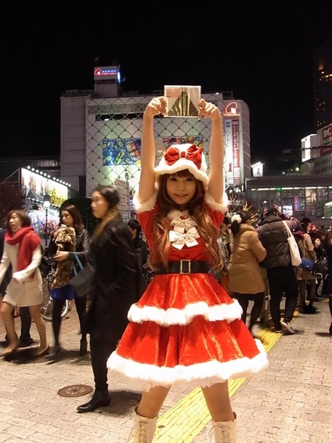 東京・渋谷の街にサンタクロース姿で現れた中川翔子