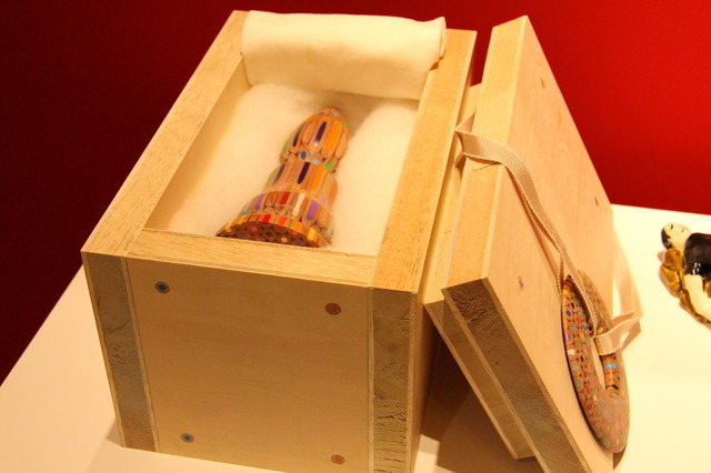 木箱に入った作品も展示販売している