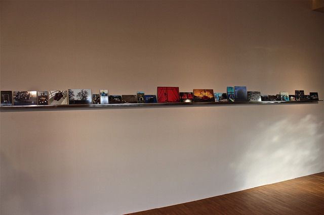 壁には写真シリーズ「はかない建築 （Fragile Construction）」が展示される