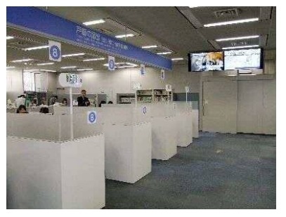 パーティションを配置した足立区役所の戸籍窓口 