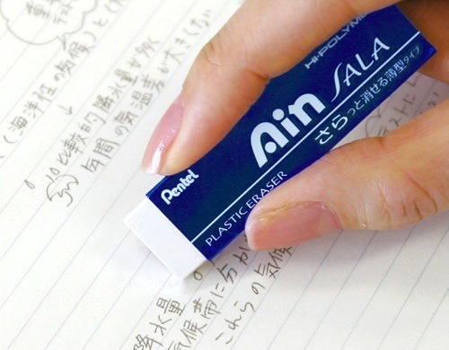 細かいところが消しやすい超薄型4.5mmの消しゴム　ぺんてる「Ain SALA」