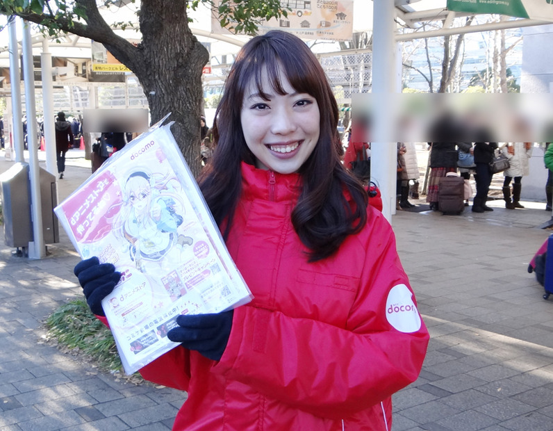 dアニメストアの新サービスを告知するチラシを配布