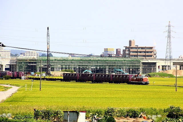 北陸新幹線の工事がすすむ富山県高岡市