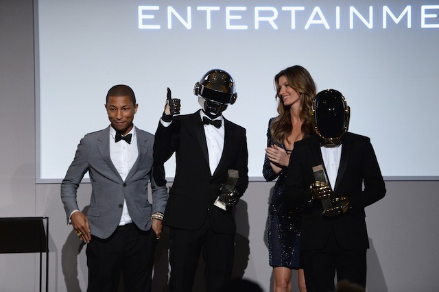 Daft Punk（ヘルメットの2人）とPharrell Williams（向かって左端）　(c) Getty Images