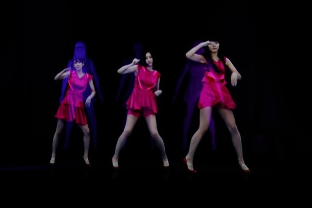 Perfume の3人の彫像に映像が投影されるインスタレーション「Physicalizing Data by Rhizomatiks」。ホログラフィックにより踊る生身のPerfume3人、あ～ちゃん、のっち、かしゆかが現出