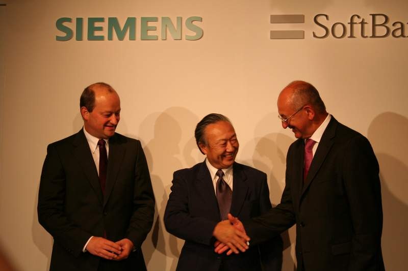 左よりSiemens AG オートメーション＆ドライブグループのノルベルト・ムーラ氏、ソフトバンクモバイル取締役副社長の松本徹三氏、シーメンス社長のペーター・ツァップ氏