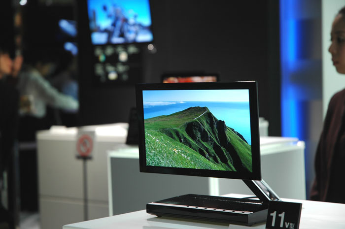 　ソニーが1日発表した11V型（最薄部約3mm）の有機ELテレビ「XEL-1」が、CEATECで展示されている。