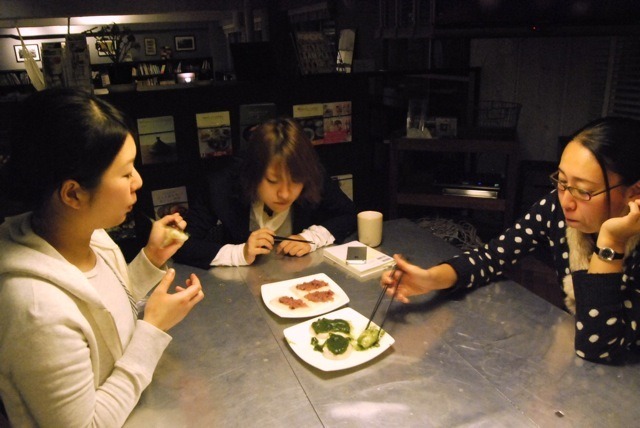 一緒に食べた友人たち。「焼いた餅につけたい」とみんな言っていたので、湯に通さなくても大丈夫かもです