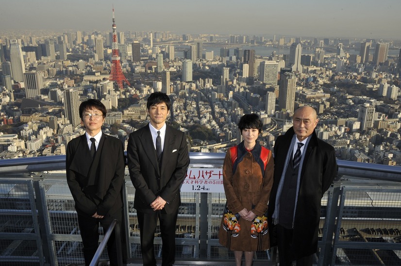 映画『ゲノムハザード　ある天才科学者の5日間』の記者会見に出席した西島秀俊（左から2人目）