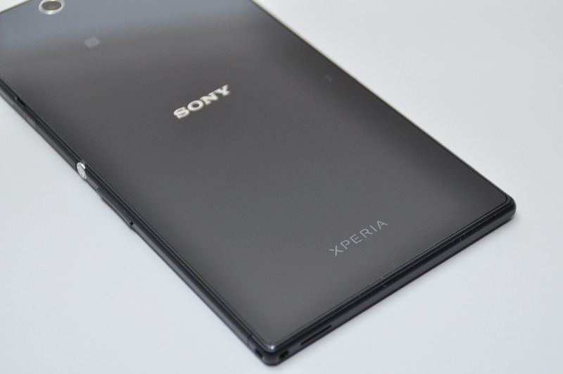 Wi-FiモデルはSONYとXperiaのロゴが配置されている