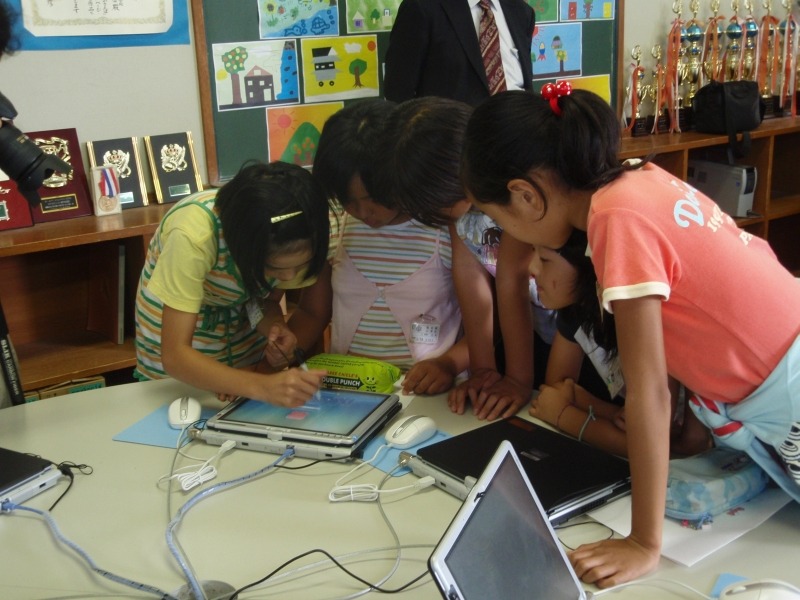 タブレットPCで楽しみながら勉強する子供たち。PCは富士通製、読み書きの専用アプリや有害サイトフィルタなども導入済み