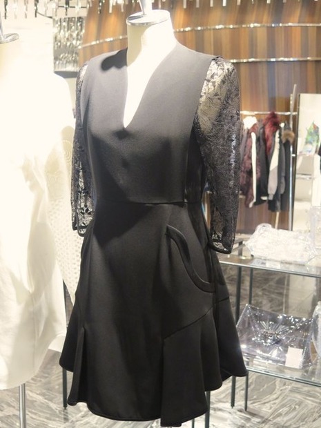 デザイナー黒河内が得意とするクラシックなデザインのドレス