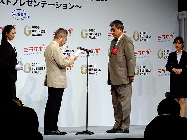 赤池学審査員長と小島豊美さん