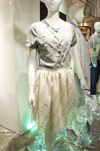 Tシャツ（1万3,650円）、スカート（2万5,200円）