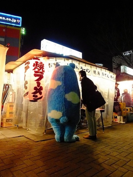 大阪・阿倍野のゆるキャラ「あべのべあ」が博多・中洲に出没