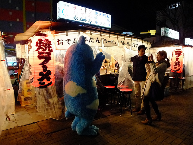 大阪・阿倍野のゆるキャラ「あべのべあ」が博多・中洲に出没