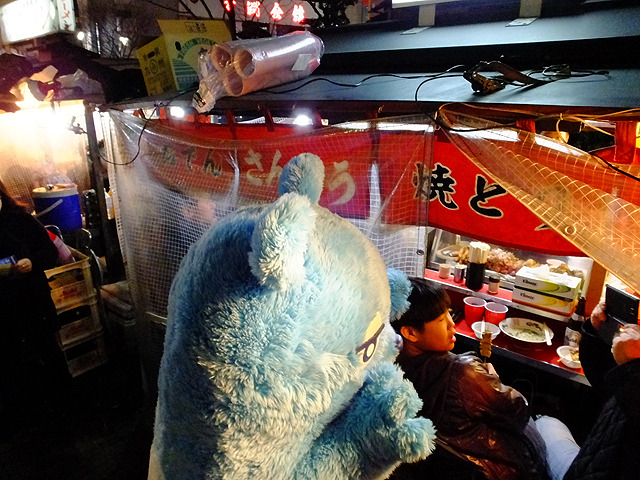 大阪・阿倍野のゆるキャラ「あべのべあ」が博多・中洲に出没
