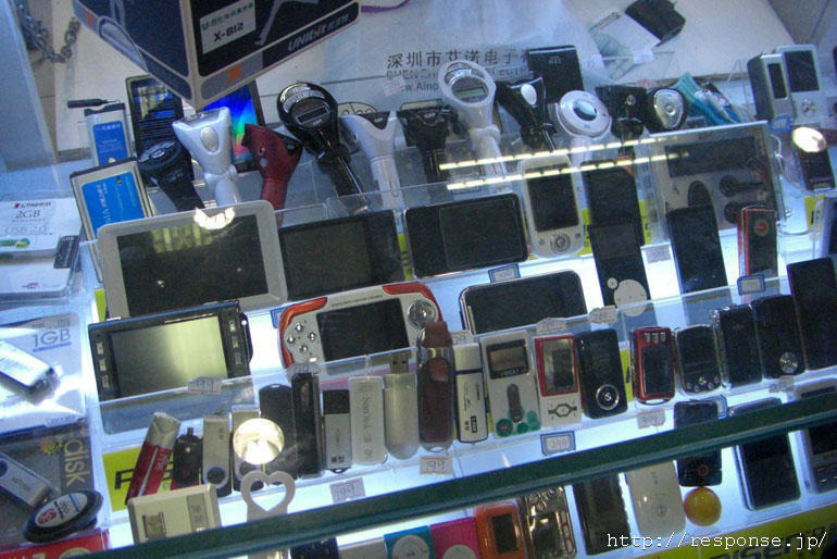 中国の秋葉原、中関村広場のショーケース：コピー商品を含む各種のPDAやMP4プレーヤーが並ぶ