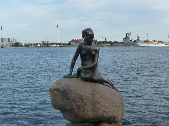 「世界三大がっかり名所」の一つとされるデンマーク・コペンハーゲンの人魚姫の像
