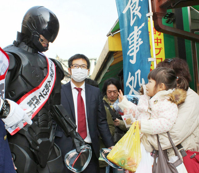 柴又帝釈天で豆をまくロボコップ／『ロボコップ』節分・豆まきイベント