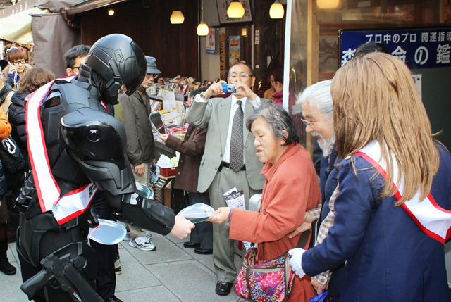 柴又帝釈天で豆をまくロボコップ／『ロボコップ』節分・豆まきイベント