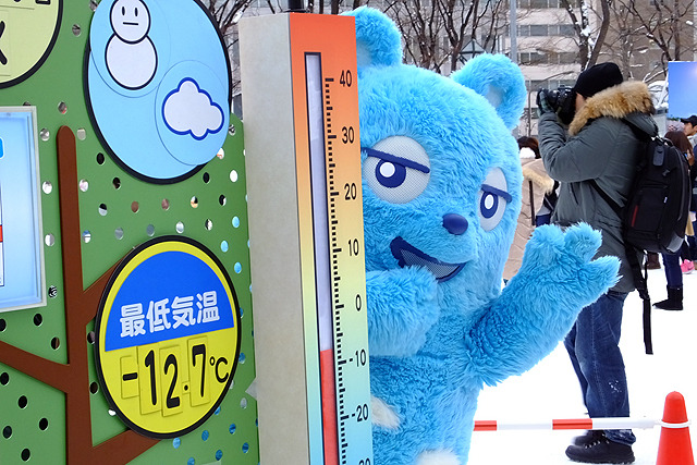 さっぽろ雪まつり初日に登場した「あべのべあ」