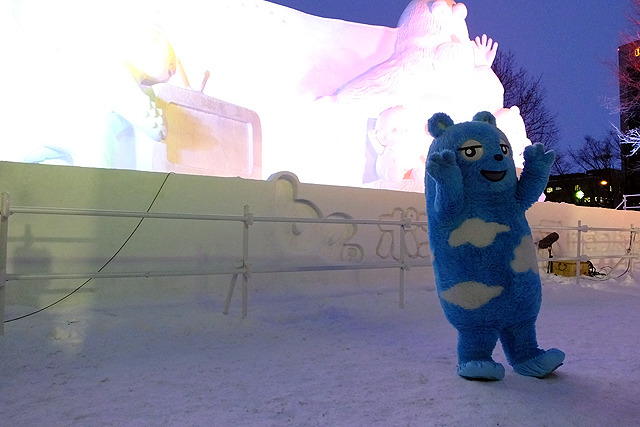 さっぽろ雪まつり初日に登場した「あべのべあ」