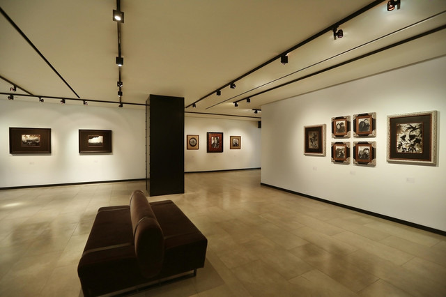 ボッテガ・ヴェネタのイフェン・ギャラリア店で開催中の「Solo Exhibition by BIRDHEAD」展