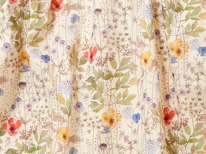 この春トレンドのBotanical Pattern。アフタヌーンティー別注色のリバティプリント「イルマ」は繊細なデジタルプリント仕様。ナズナなど野に咲く花々が描かれている