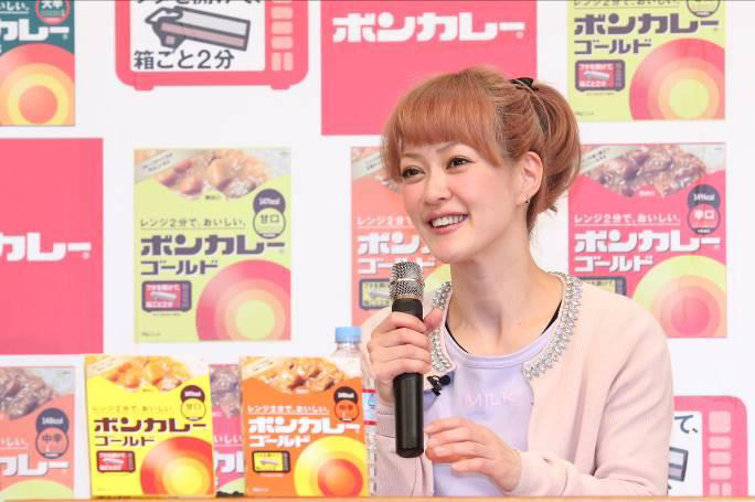 大塚食品「ボンカレー」のレンジ調理を子どもと一緒に体験する記念イベントに出席した松嶋尚美