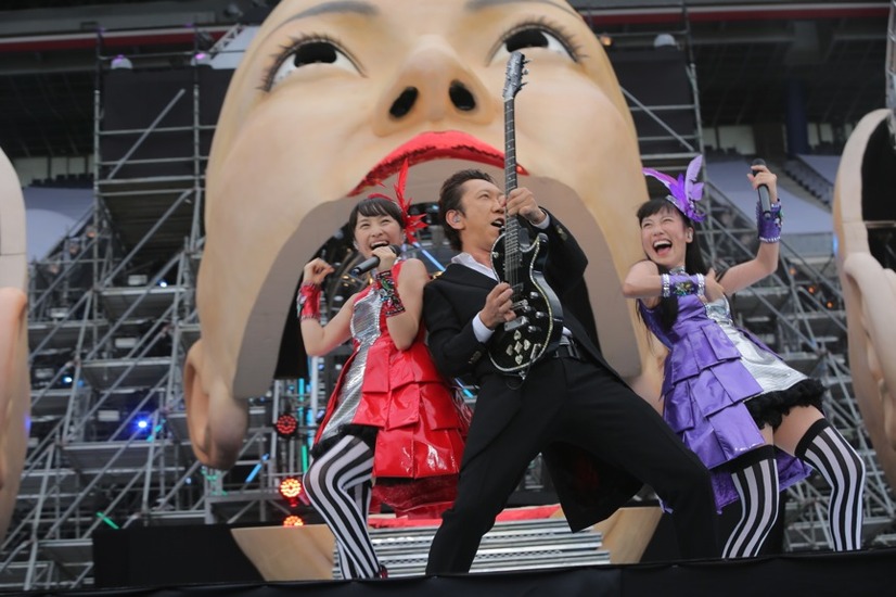 日産スタジアムでのワンマンライブではギタリスト・布袋寅泰と共演したももクロ