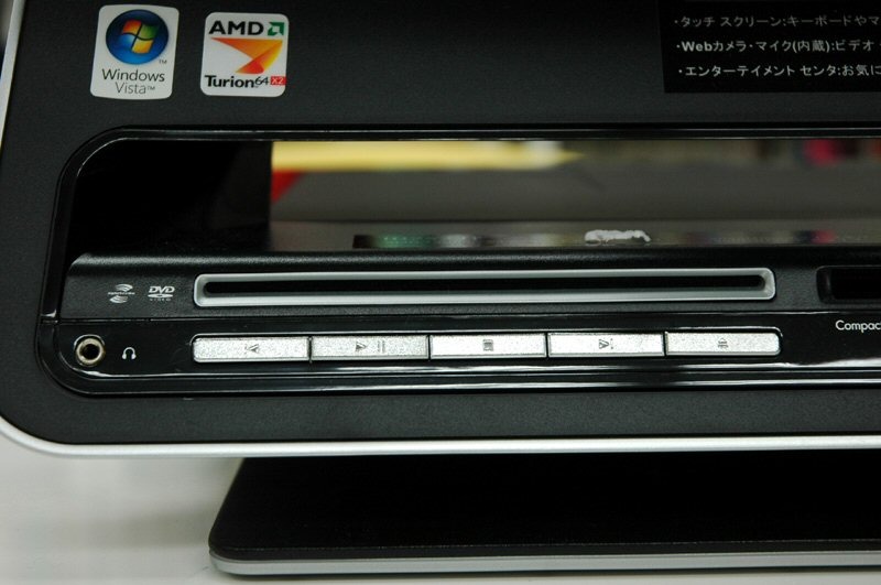 スロットイン方式のDVDスーパーマルチドライブ塔載。挿入口の下には、再生ボタンなどがついていて、DVDを観るときに便利。ちなみにこのボタンが効きだすのは、自分でDVDを見るアプリケーションを立ち上げてからのようです。（Windows Media Centerなどで使えます）