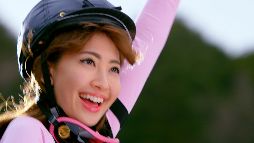 AKB小嶋陽菜のランジェリー姿CM第3弾！　今度は馬と……