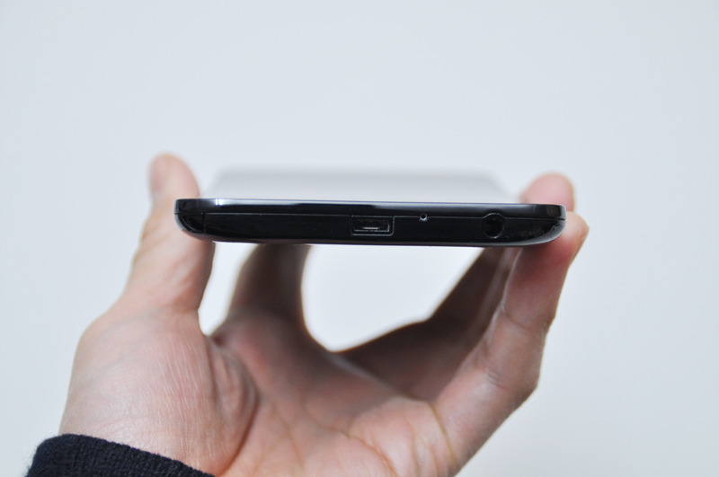 下側にmicroUSB端子とヘッドホン端子を装備