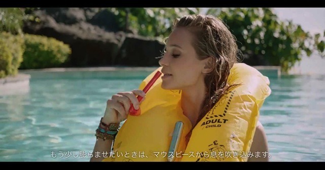 ライフジャケットを水着でも着用　（動画より）