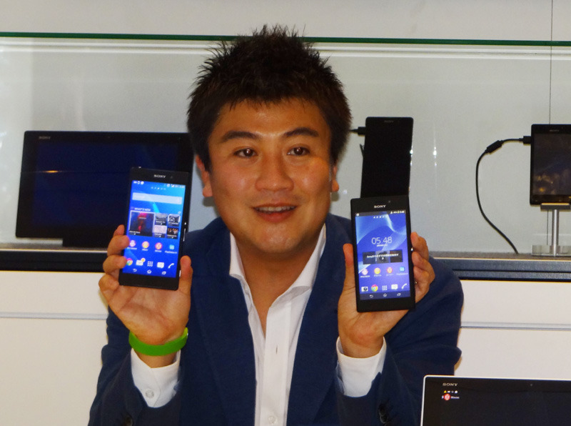 会見ではハイスペックエントリーモデルの「Xperia M2」（右側/左側はZ2になる）についても触れながら、黒住氏は「ディスプレイとカメラ性能、Zシリーズのコンセプトを継承するスタイリッシュなデザインには絶対の自信がある」とコメントした