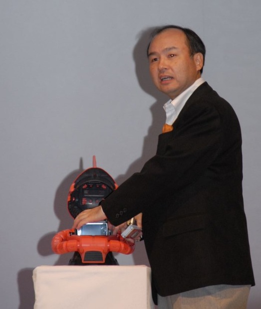 シャア専用ケータイ「913SH G TYPE-CHAR」の充電器。「世界一大きなケータイ充電器ではないか」（孫氏）とするほどの大きさ
