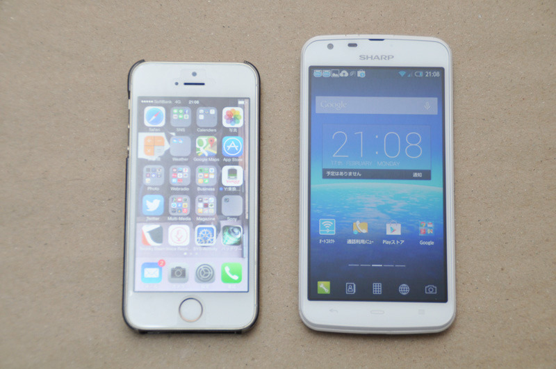 iPhone 5sとのサイズ比較。ディスプレイは見やすさと操作性の良さを兼ね備えた4.8インチサイズで、表示はフルHD対応。IGZO液晶を搭載したことも特長だ