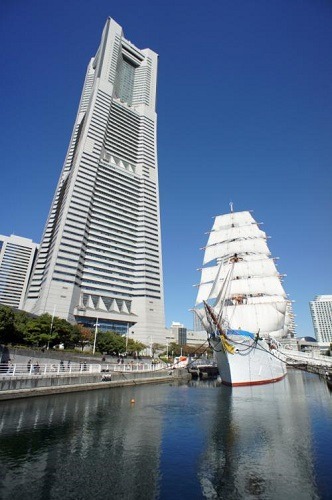 「ランドマークタワー」（神奈川県横浜市　高さ296ｍ）