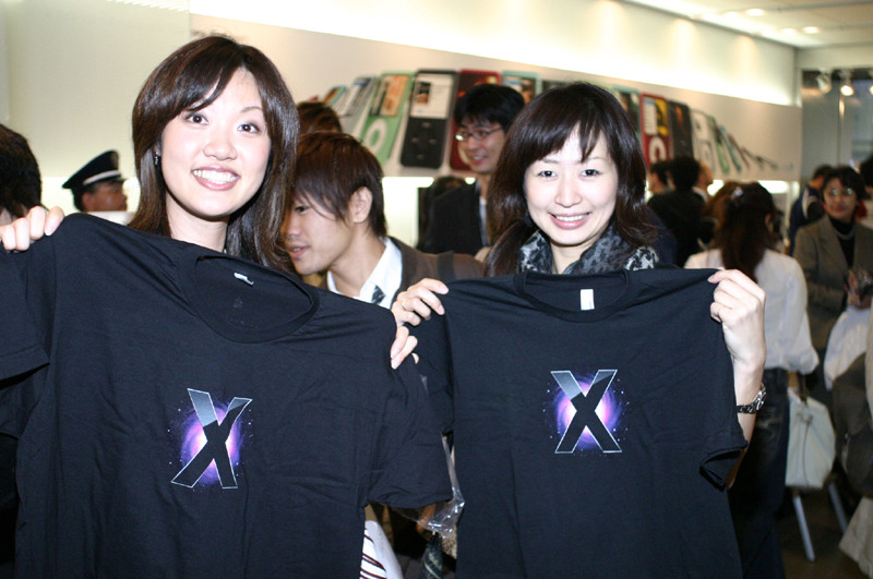 記念Tシャツをゲットした女性２人
