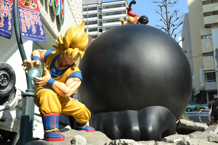 渋谷PARCO公園通り広場特設ステージに登場した「悟空 vs ルフィ」巨大フィギュア