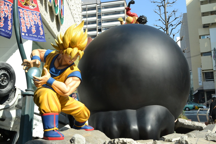 渋谷PARCO公園通り広場特設ステージに登場した「悟空 vs ルフィ」巨大フィギュア
