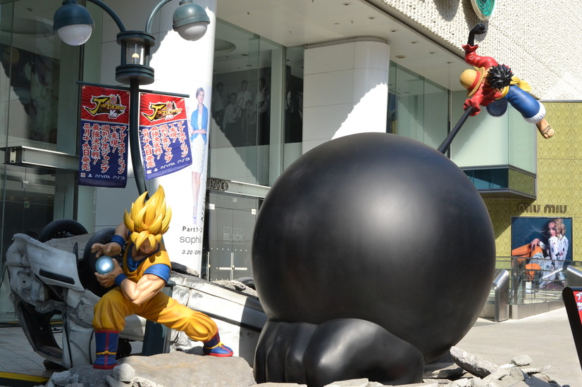 渋谷PARCO公園通り広場特設ステージに登場した「悟空 vs ルフィ」巨大フィギュア