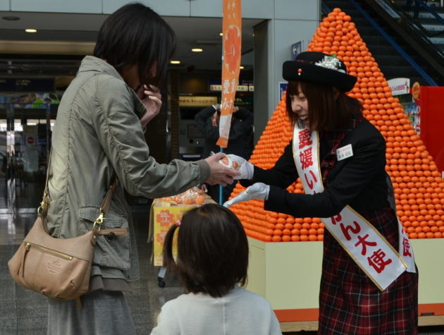 JA全農えひめによるオレンジデーの配布イベント