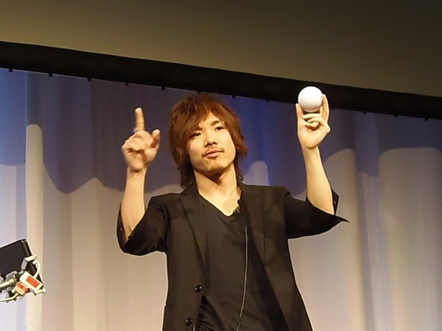 ログバーのCEO 吉田卓郎氏が、話題の指輪デバイス「Ring」のデモを実施