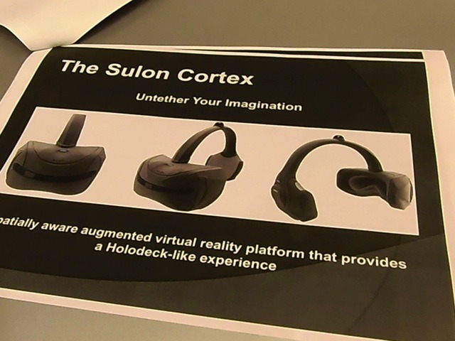 Sulon Tecnologies Inc.のブースで紹介されていた頭部装着型デバイスのコンセプトモデル。いま開発中のプロトタイプは3Dスキャナが大きいため、まだ無骨だった