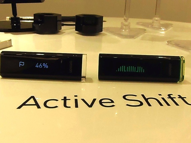 Activ Shift EDGEを正面から見たところ。小さなボディにディスプレイが付いており、目標達成度などのデータを表示できる