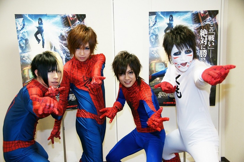 スパイダーマンに変身（!?）した金爆の4人