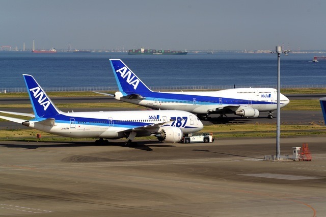 ジャンボ国内線ラストフライト、羽田着。787との並び